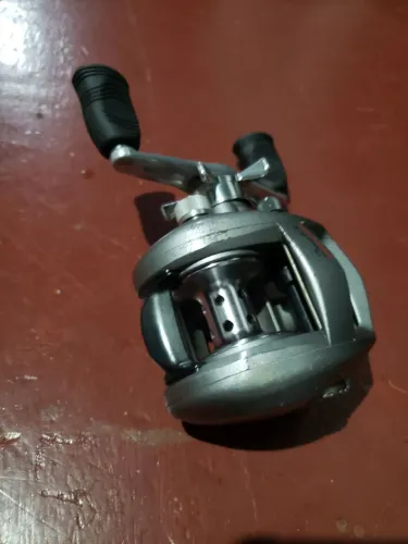 Carretilha daiwa advantage manivela esquerda
