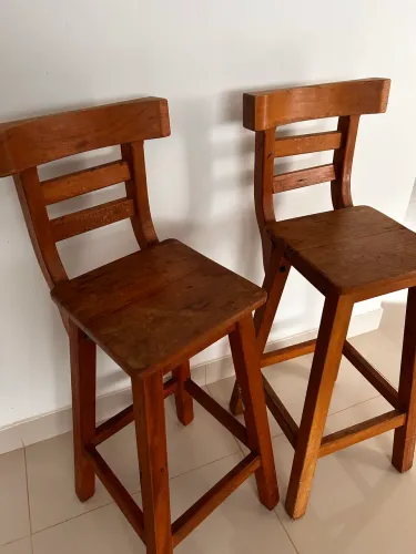 2 Banquetas de madeira peroba