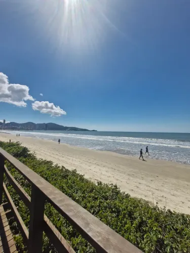 Locação Anual - Frente Mar - pé na areia - MOBILIADO - 1 suíte + 2 - Itapema - SC