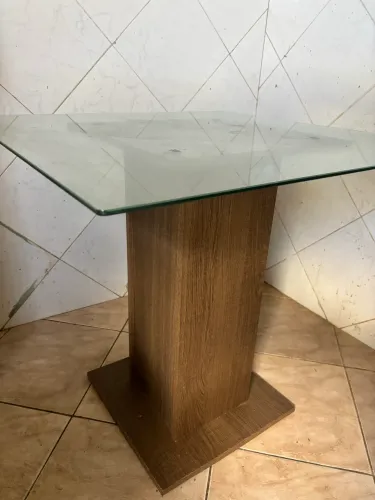 Vendo mesa com tampo de vidro