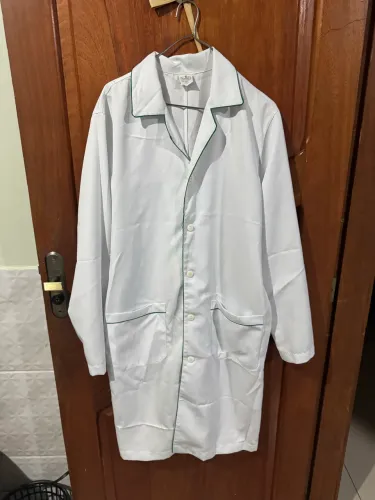 Vendo Jaleco Branco com Bordas Verdes