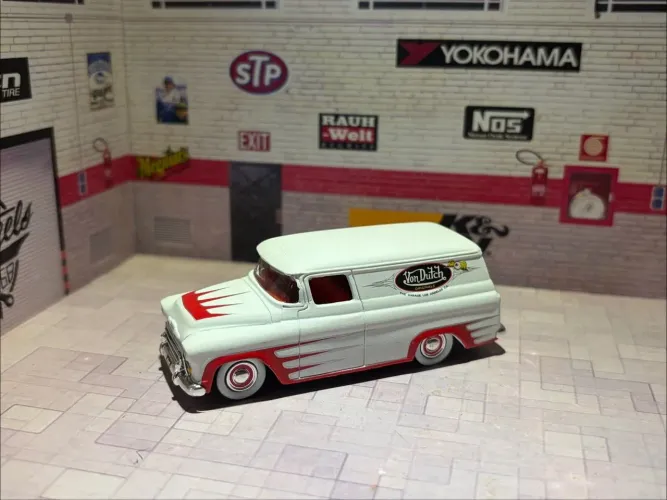 Jada 1/64 Suburban Von Dutch
