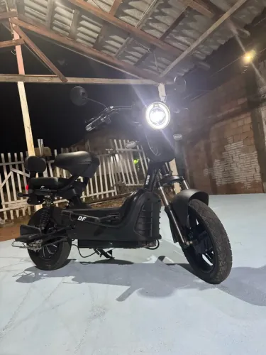 Bicicleta elétrica preta