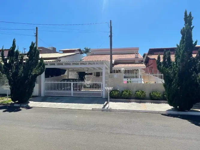 Casa 3 dormitórios - Águas de São Pedro - SP