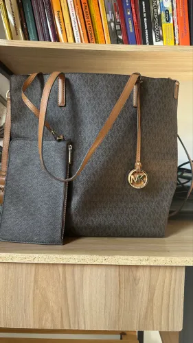 Bolsa Michael Kors Tote Grande Monograma Marrom c/ Pouch - Única Dona