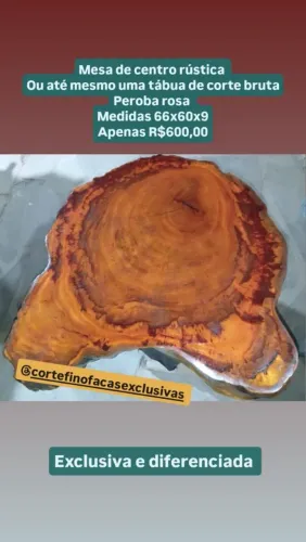 Mesa de centro ou tábua artesanal rústica de Peroba Rosa