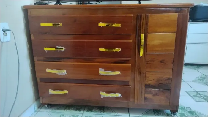 Cômoda de Angelim com Rodinhas - 4 Gavetas e 2 Portas - 1 Mês de Uso