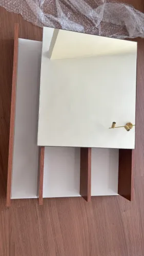 Armário com espelheira cor madeirado e branco com nichos