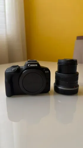 Câmara Mirrorless Canon EOS R50 + Lente RF-S 18-45mm IS STM - Impecável