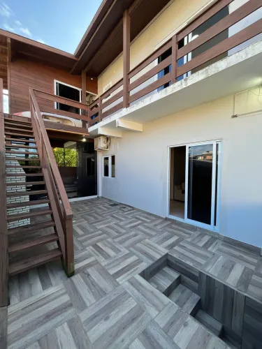 Alugo sobrado mobiliado de 2 quartos + 1 escritório a 50 metros da praia da Lomba