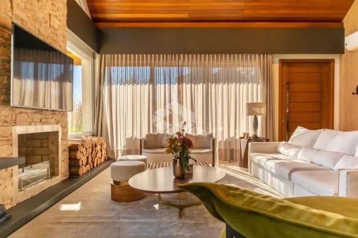 Casa de Alto Padrão à Venda no Alphaville Gramado com 3 Suítes