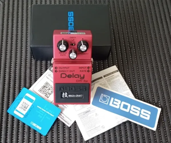 PEDAL BOSS DM2W DELAY ANALÓGICO CLÁSSICO JAPONÊS COM CAIXA E TAGS ESTADO DE NOVO
