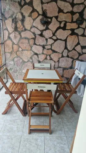 Mesa e cadeira madeira
