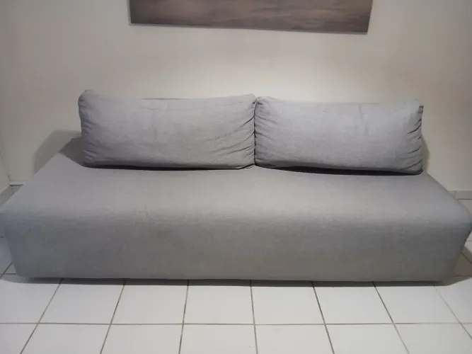 Sofá em Linho Cinza - Estilo Moderno com Almofadas Grandes