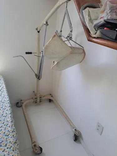 Guincho hospitalar em bom estado.