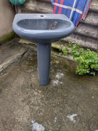 Vendo uma pia de banheiro
