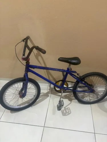 Bicicleta cross toda no rolamento