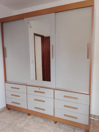 Guarda roupas com pés, SEMI NOVO ENTREGA E MONTA dentro de Uberlândia MG