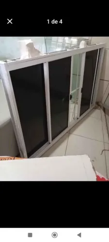 Uma linda janela em alumínio mede 1 por 1.5 de largura. E uma porda de vidro de alumínio