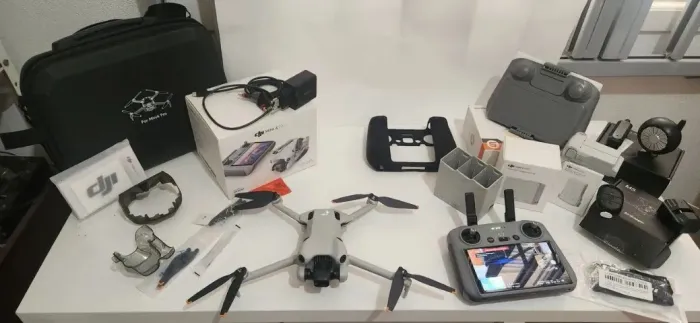 Drone DJI Mini 4 Pro com controle RC2 (TELA) e Acessórios