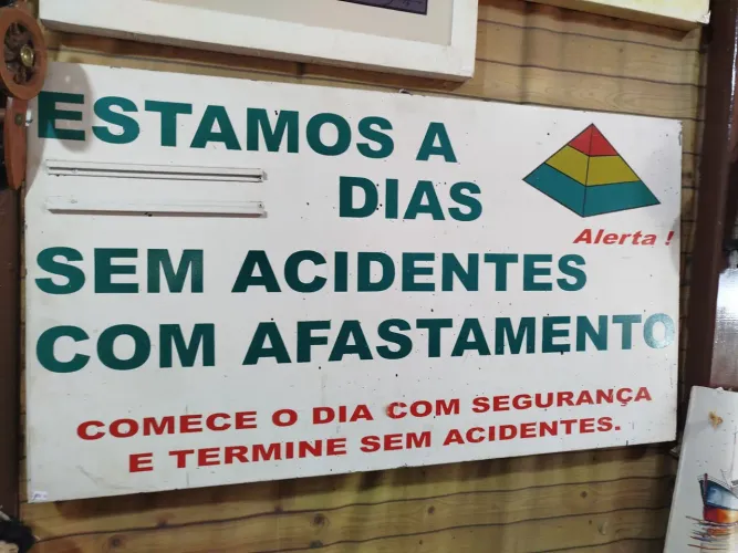 Placa de metal antiga