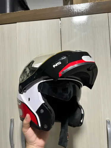 Capacete Robocop com óculos