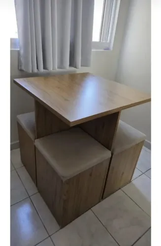 Mesa com 04 banquinhos