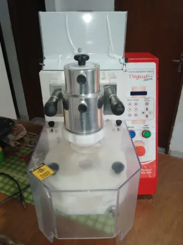 Máquina de salgados e doces degust plus (usada).