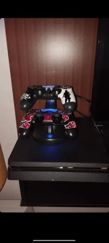 Playstation 4 slim (500GB) + 2 controles, com suporte de carregamento e 4 jogos 