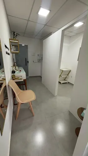 Espaço para atendimento em sala de Estética - Sala privativa em ambiente compartilhado.