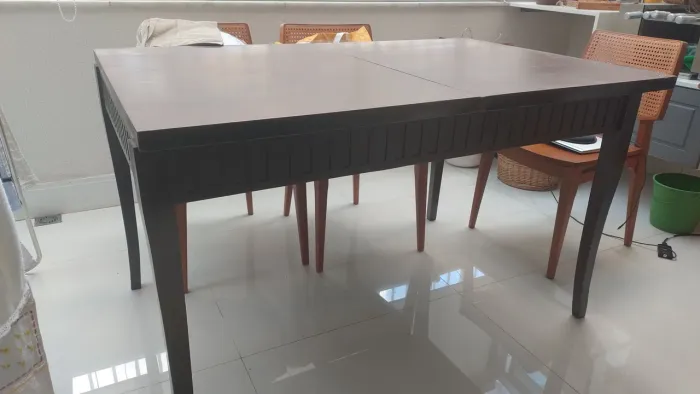 Mesa de madeira maciça