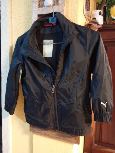 Jaquetinha preta corta vento infantil unissex 6/8 ( PUMA)