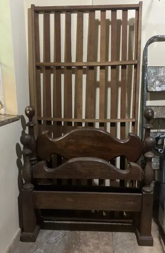 Cama de sucupira maciça antiga