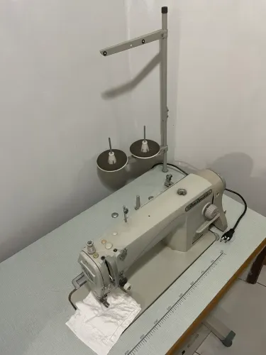 Máquina de costura industrial reta