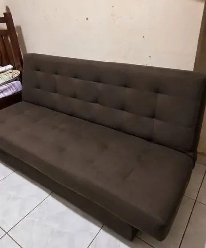 Sofá-cama clic-clac casal, cor marrom, estofado, 3 posições (sofá, reclinado e cama).