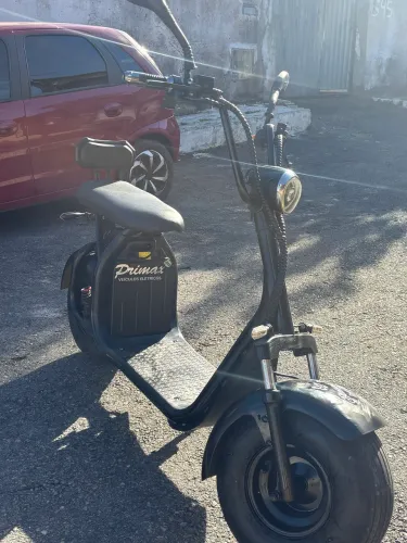 Moto elétrica recarregável chega até 80 km por hora