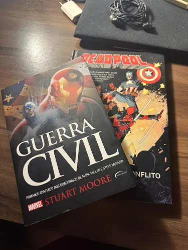 Livro Guerra Civil e quadrinhos do Deeadpool 