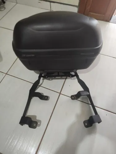 VENDO SUPORTE COYOTE E BAU GIVI DE 45L PARA MOTO HONDA ADV 150 DE 2024 PRA BAIXO. 