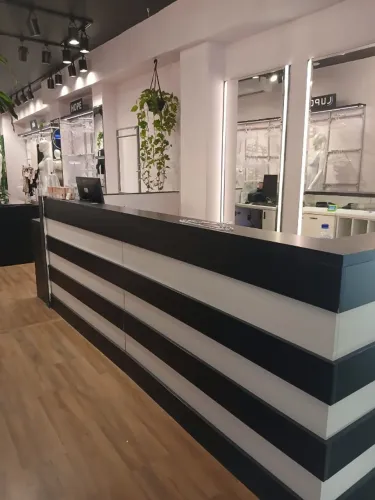Móvel Balcão 2 Módulos MDF Preto e Branco 13 Nichos 2 Portas 1 Gaveteiro