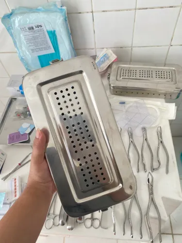 Vendo 2 caixas grandes com trava para esterilização 