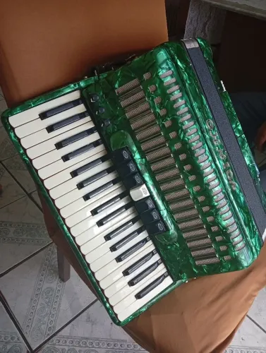 Sanfona 80 baixos afinada 