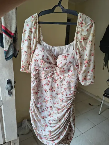 Vestido floral colado com forro