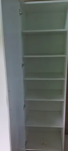 Armário multiuso branco de 1 porta em ótimo estado, muito espaçoso e funcional.