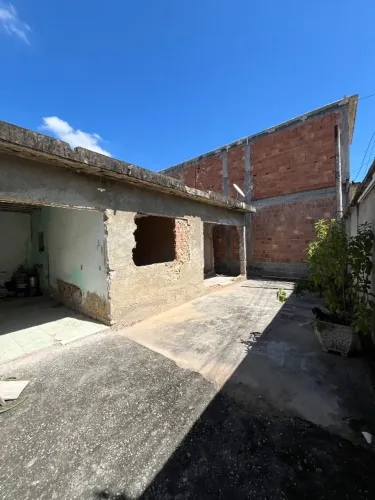 Casa em Queimados com quintal e garagem