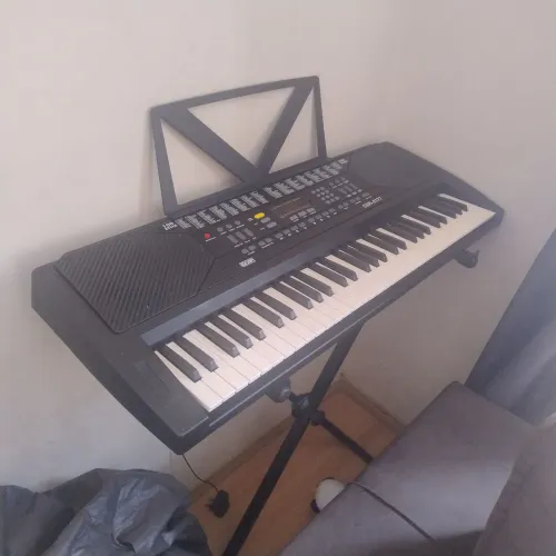 Teclado Yamaha CRS-2177 ideal para iniciantes 