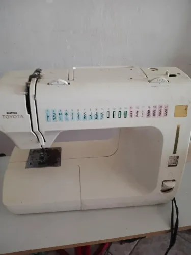 Vendo máquina de costurar