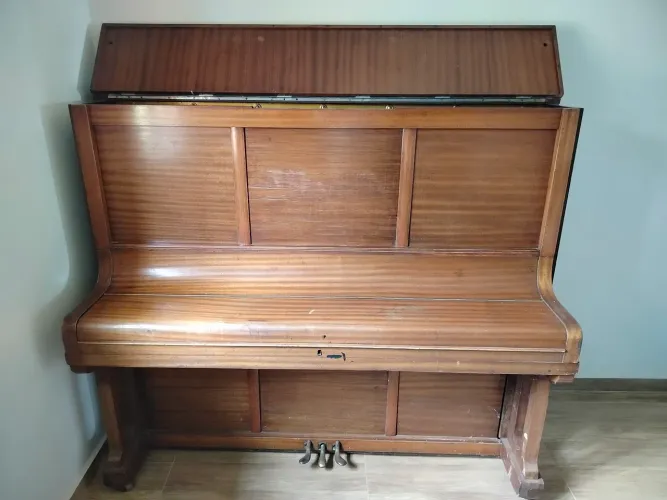 Piano Vertical Shumann