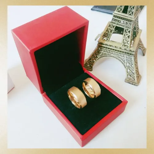 Par de Alianças Chanfradas Escovadas 8mm Ouro18K Banho + Solitário. Casamento - Promoção!