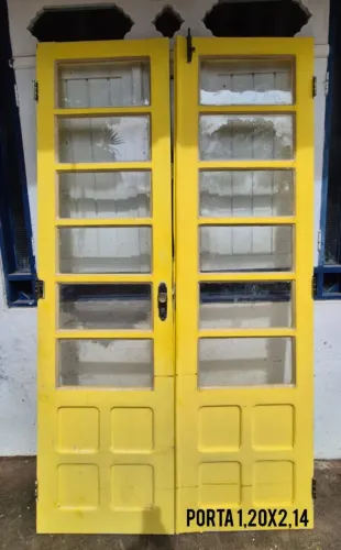 Porta dupla de madeira e vidro