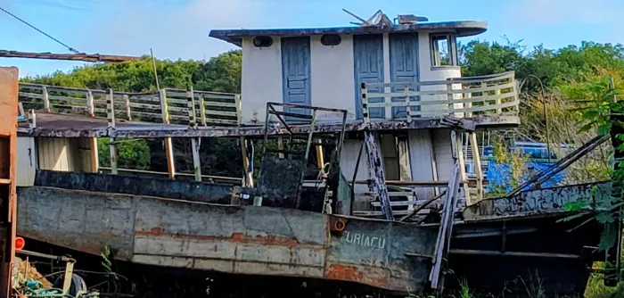 Batelão, boias e outros